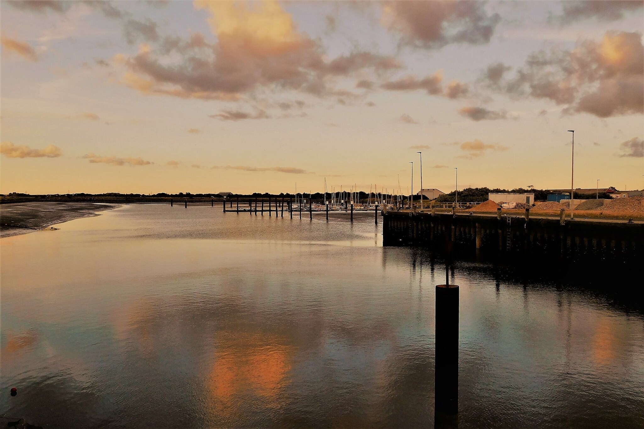 Anleger im Wasser im Sonnenuntergang