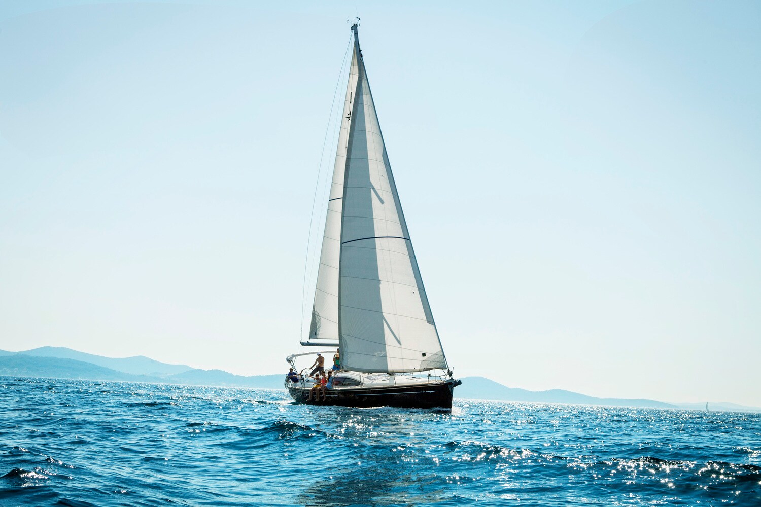 Ein Segelboot auf offenem Wasser Ein Segelboot auf offenem Wasser