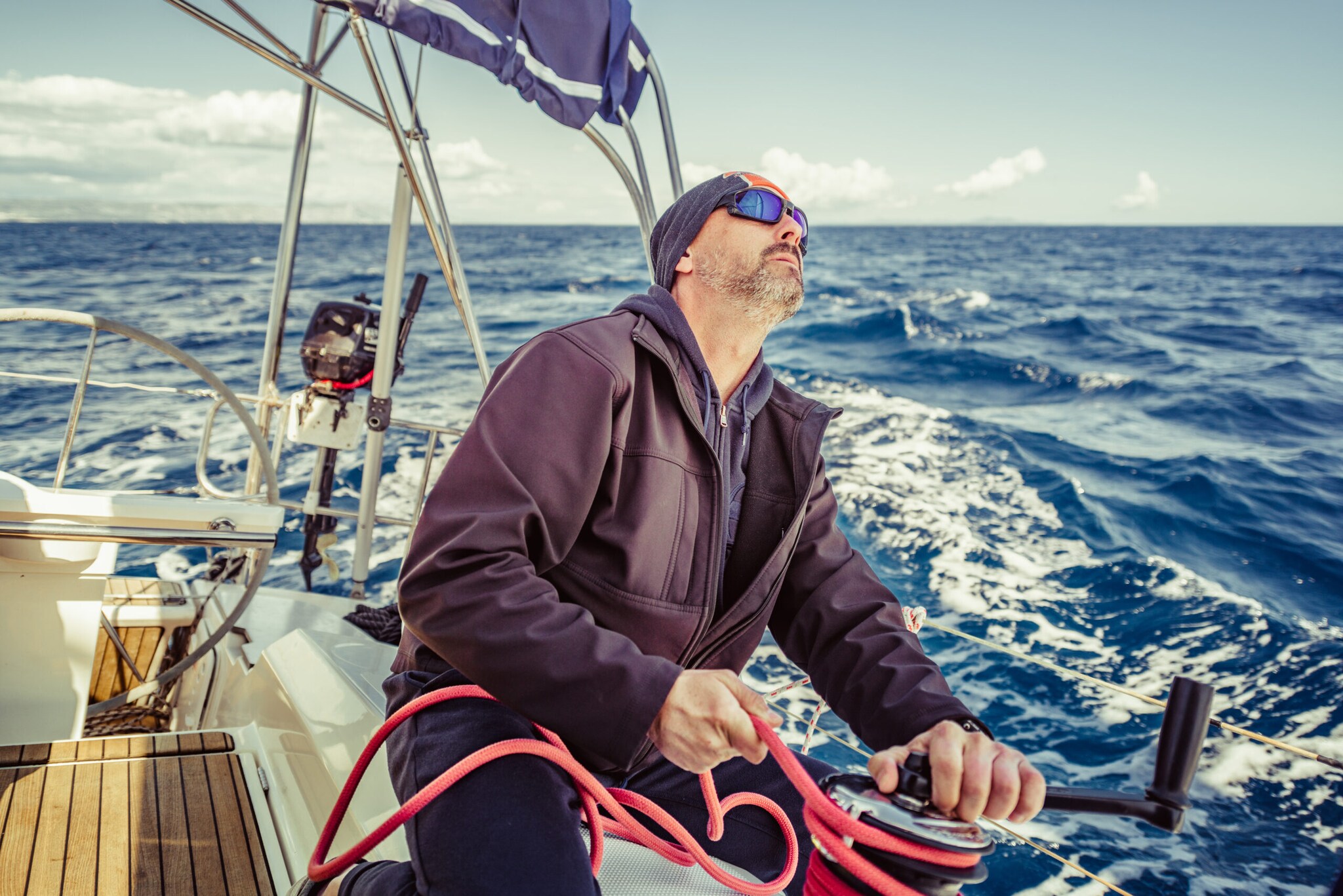 Ein Segler blickt in den Himmel