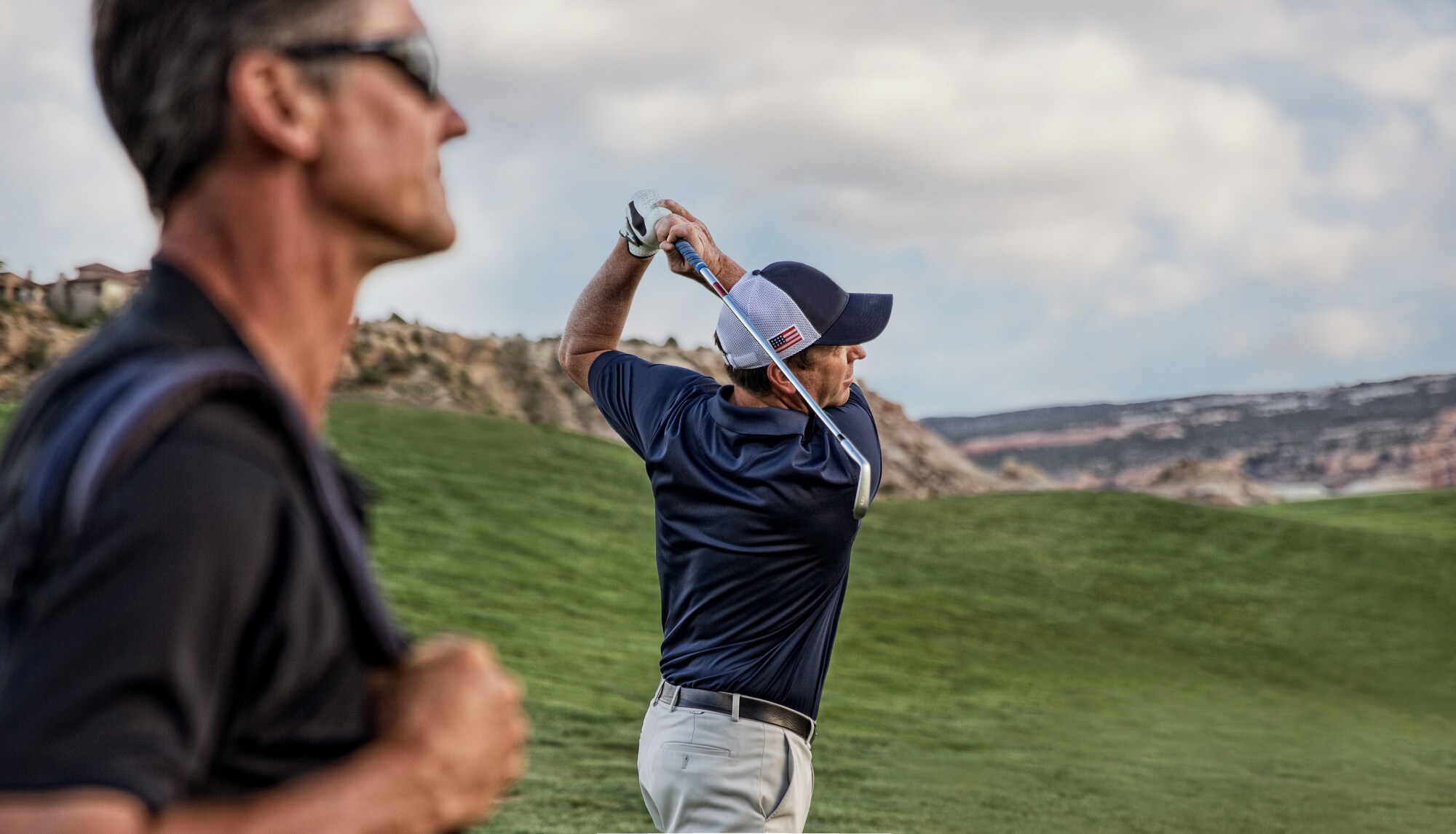 Zwei Golfer auf einem hügeligen Fairway