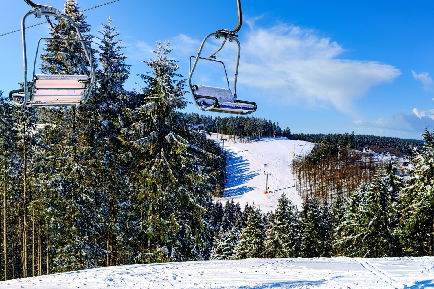 Skigebiet mit Lift im Winter