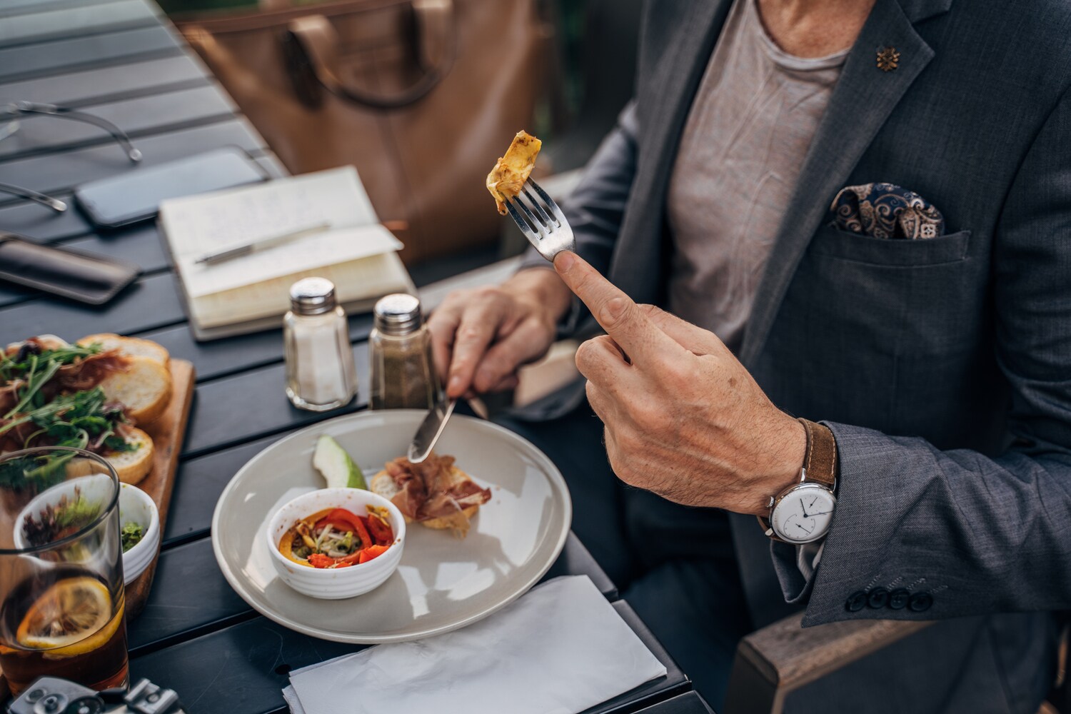 Ein Mann nimmt eine kleine Mahlzeit zu sich
