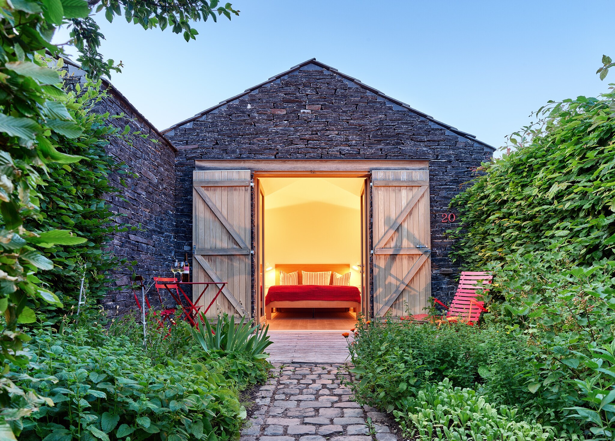 Einblick in ein elegant eingerichtetes Tiny House aus Stein Einblick in ein elegant eingerichtetes Tiny House aus Stein