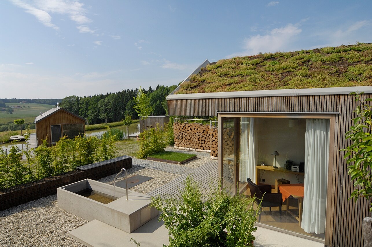 Ein luxuriöses Holzhaus mit begrüntem Dach
