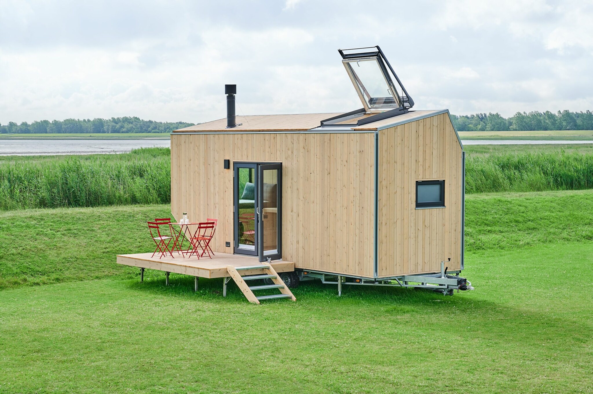 Ein helles Tiny House auf Rädern steht direkt an der Nordsee Ein helles Tiny House auf Rädern steht direkt an der Nordsee