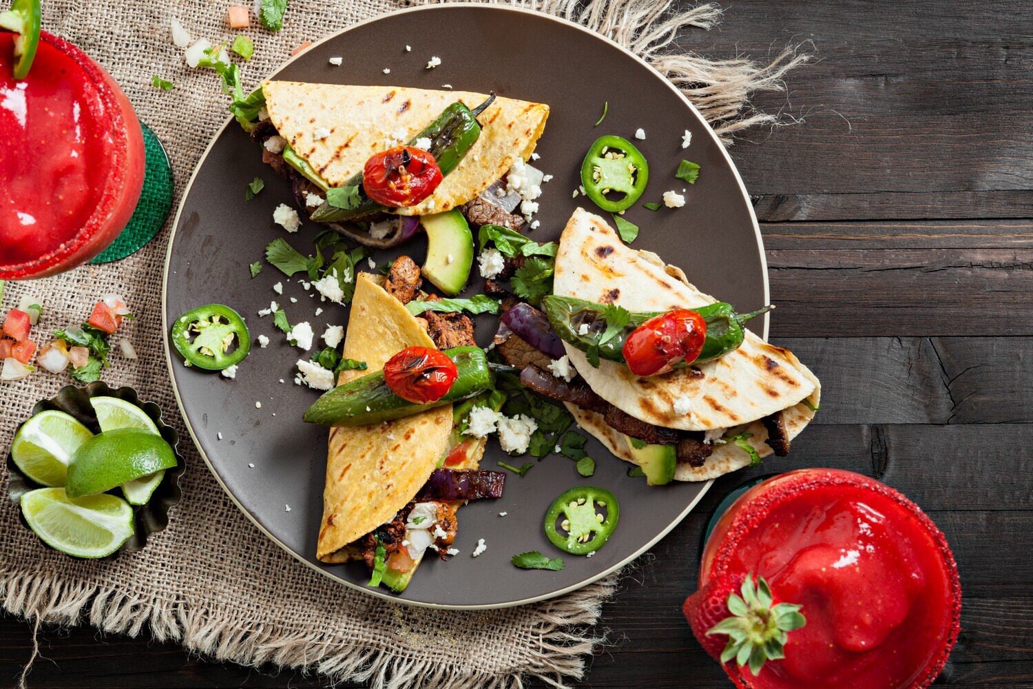 Tacos und Margaritas auf einem Tisch