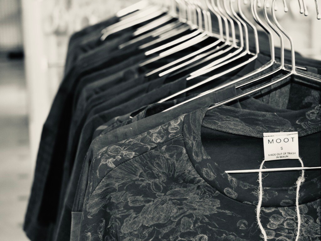 Nahaufnahme von T-Shirts auf Kleiderbügeln Nahaufnahme von T-Shirts auf Kleiderbügeln