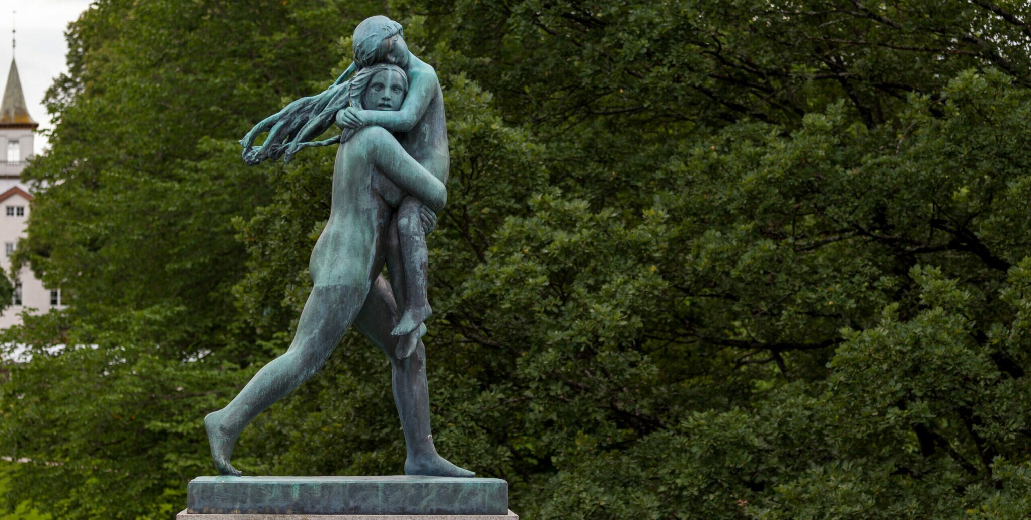 Bronzeskulptur einer Frau mit wehendem Haar die ein Kind trägt