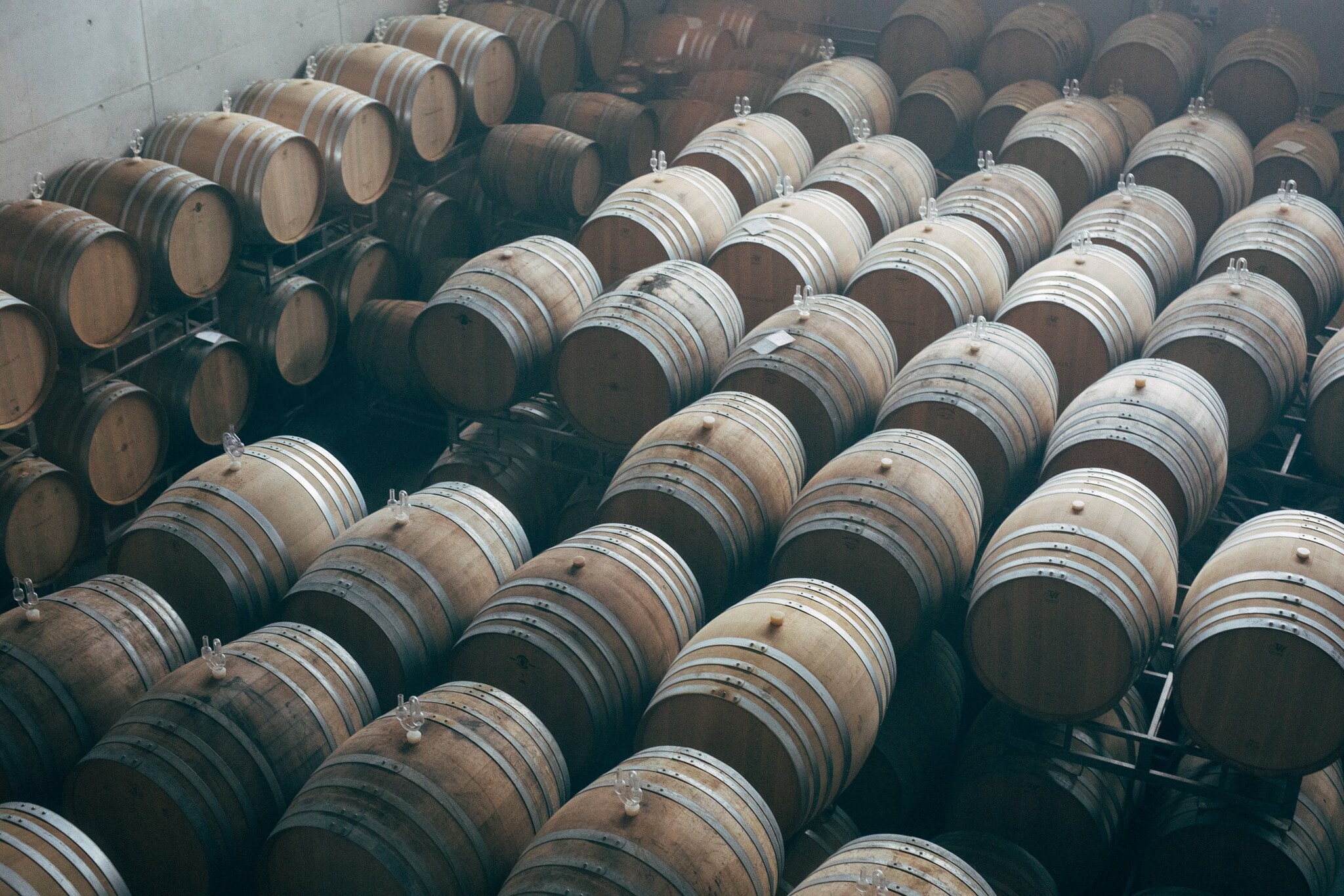 Weinfässer in einem Weinkeller Weinfässer in einem Weinkeller