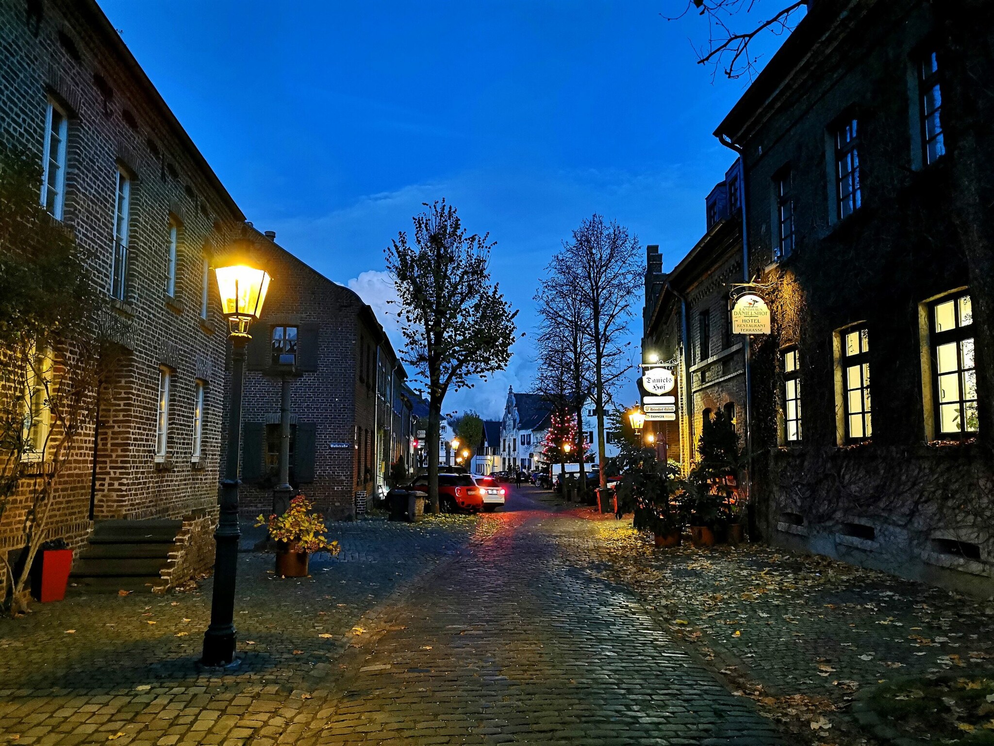 Eine Altstadtgasse bei Dämmerung
