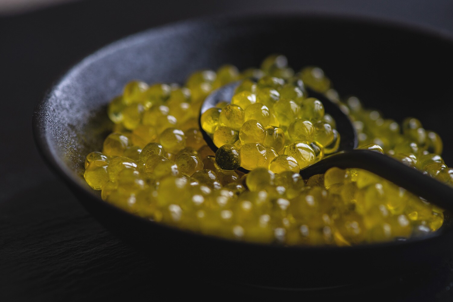 Weißer Kaviar in einer goldenen Schale mit verziertem Löffel