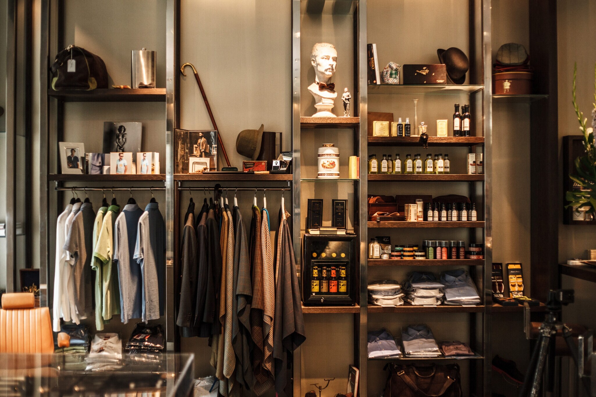 Regale mit Herrenbekleidung und Pflegeprodukten in einem Concept Store für Männer