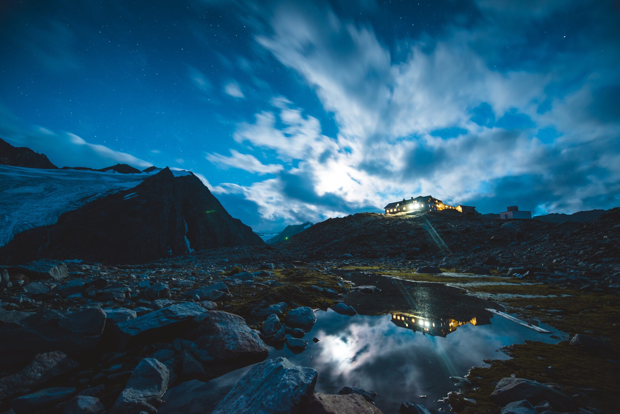 Eine erleuchtete Hütte in den Bergen bei Nacht. Eine erleuchtete Hütte in den Bergen bei Nacht.