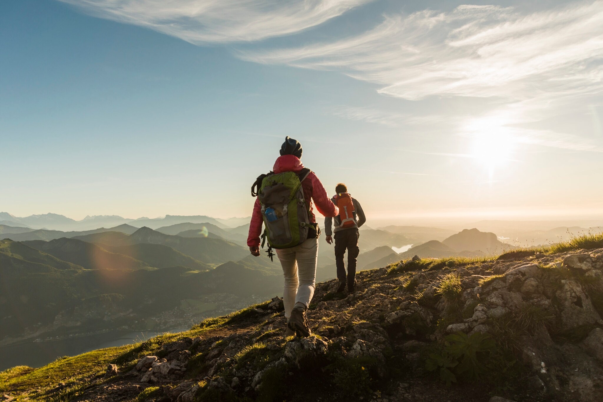 Zwei Personen wandern auf einem Berg mit beeindruckendem Panorama. Zwei Personen wandern auf einem Berg mit beeindruckendem Panorama.