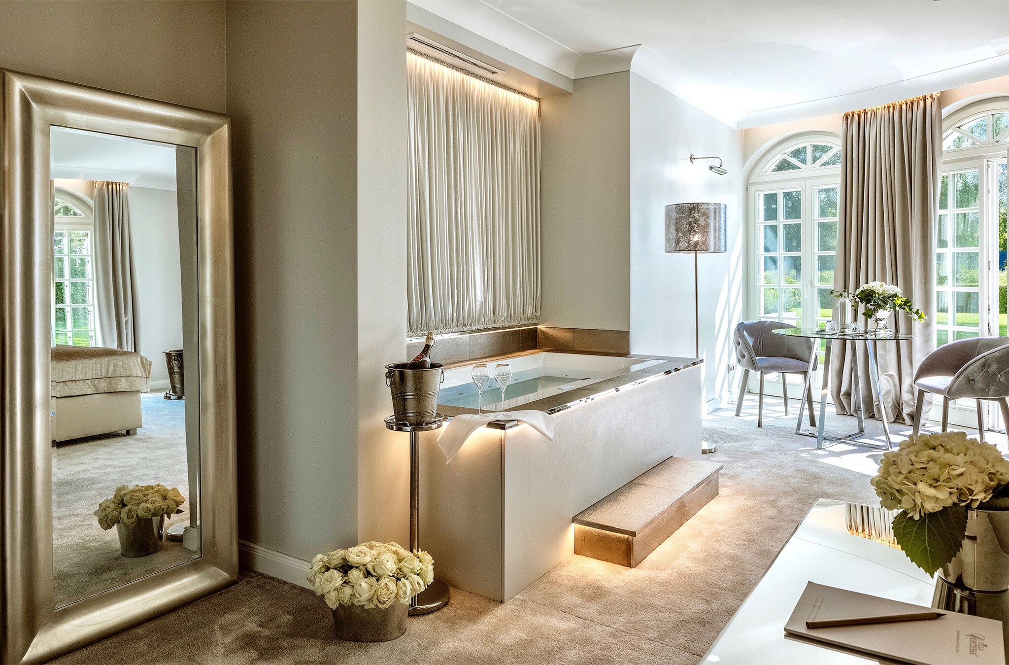 Hotelzimmer mit Whirlpool-Badewanne