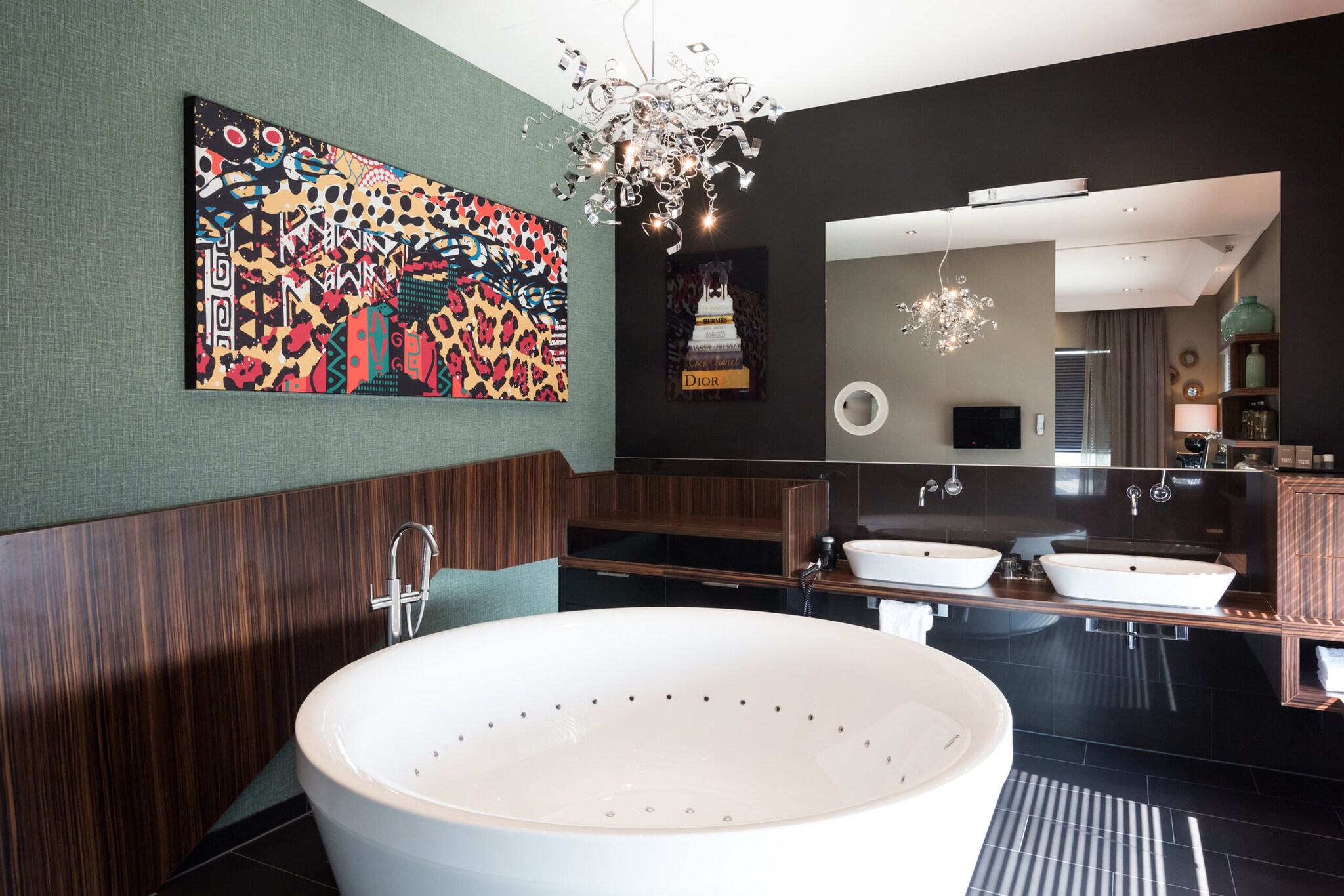 Bad eines modernen Hotelzimmers mit Whirlpool im Zentrum Bad eines modernen Hotelzimmers mit Whirlpool im Zentrum