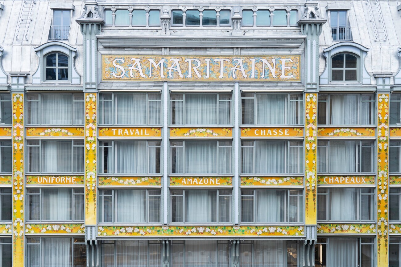 Eine Nahaufnahme der Jugendstilfassade des La Samaritaine