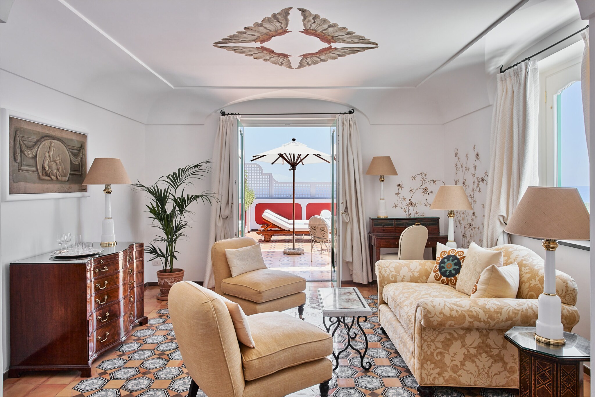 Ein individuell eingerichtetes Hotelzimmer mit Antiquitäten und italienischer Handwerkskunst