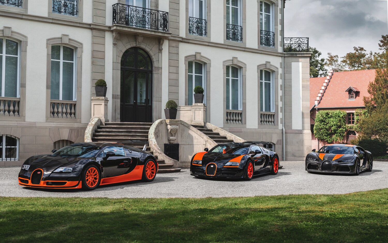 Drei Modelle von Bugatti vor einem Schloss Drei Modelle von Bugatti vor einem Schloss