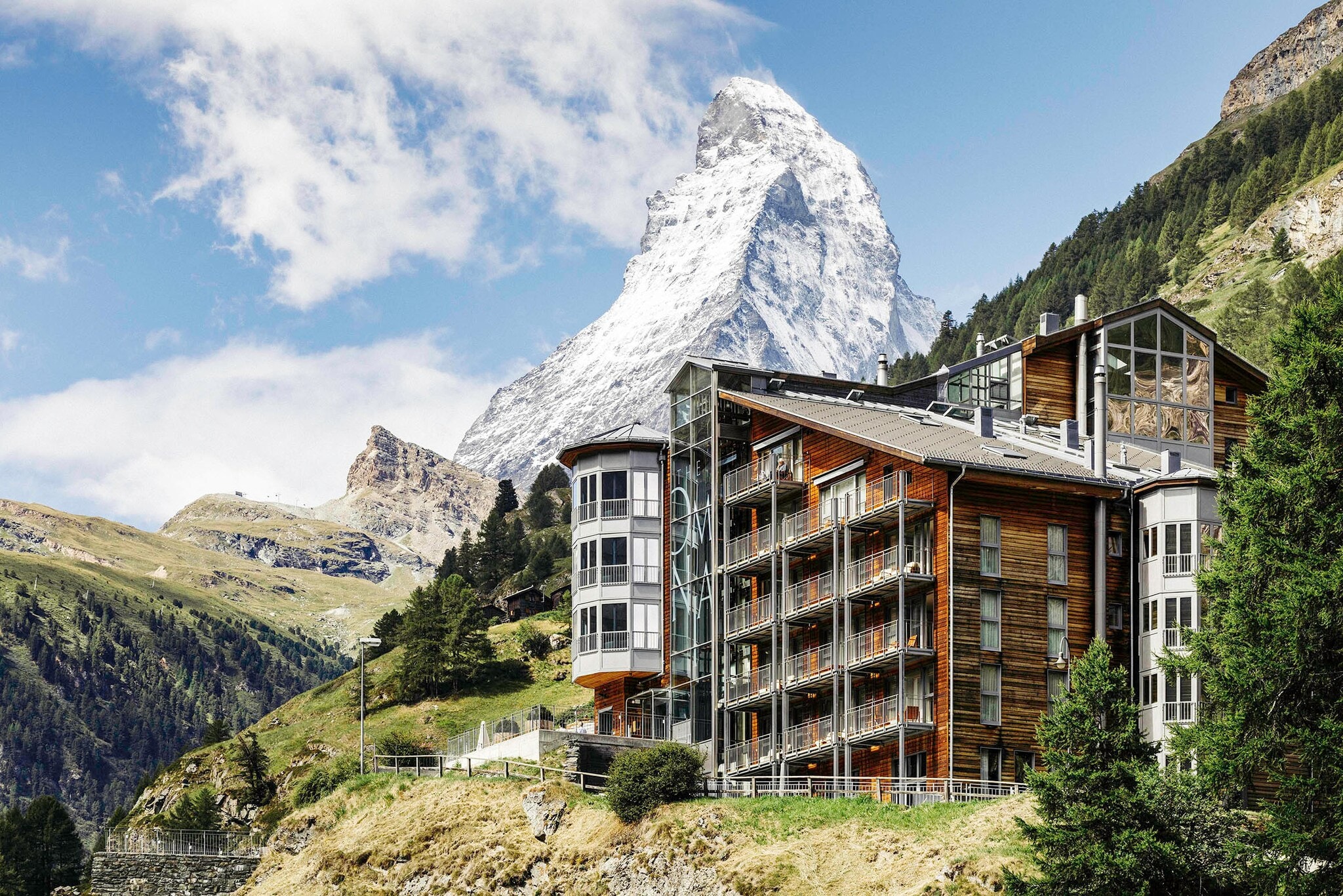 Ein moderner Hotelkomplex aus Holz in Berglandschaft Ein moderner Hotelkomplex aus Holz in Berglandschaft