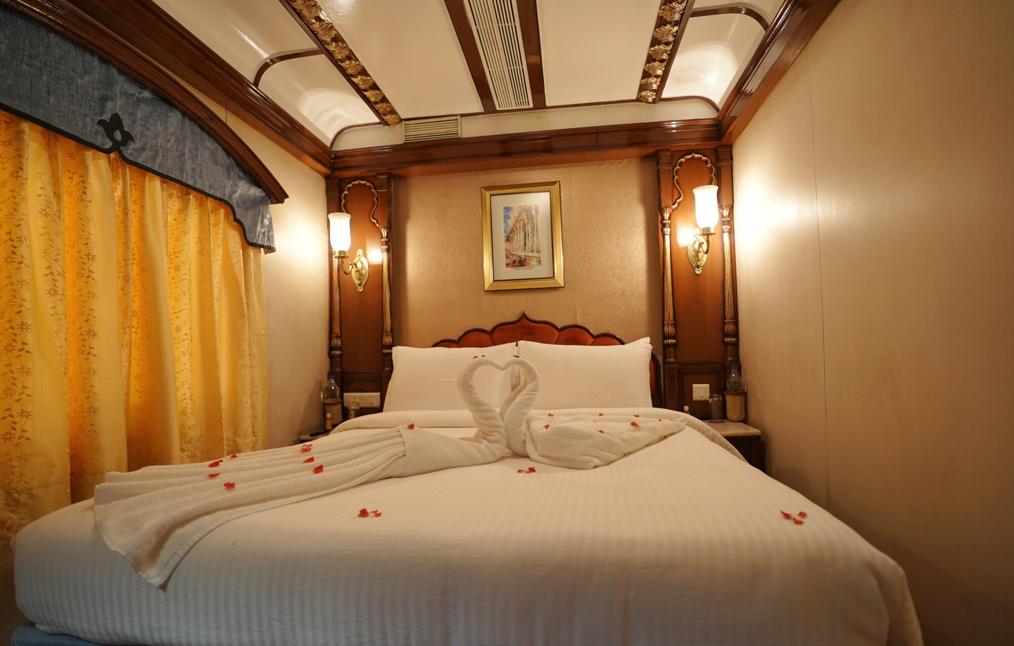 Innenaufnahme eines luxuriösen Zugabteils mit dekoriertem Doppelbett Innenaufnahme eines luxuriösen Zugabteils mit dekoriertem Doppelbett