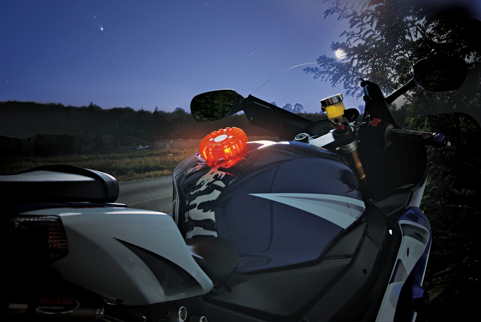 Ein LED-Licht leuchtet auf Motorrad an Straße in der Dämmerung