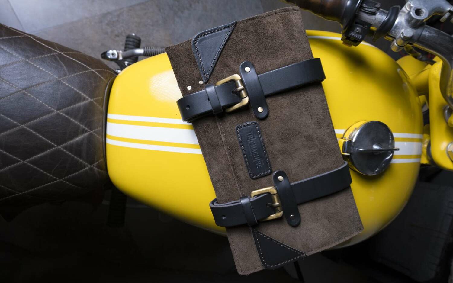 Aufsicht einer Ledertasche mit Schnallen auf Motorrad