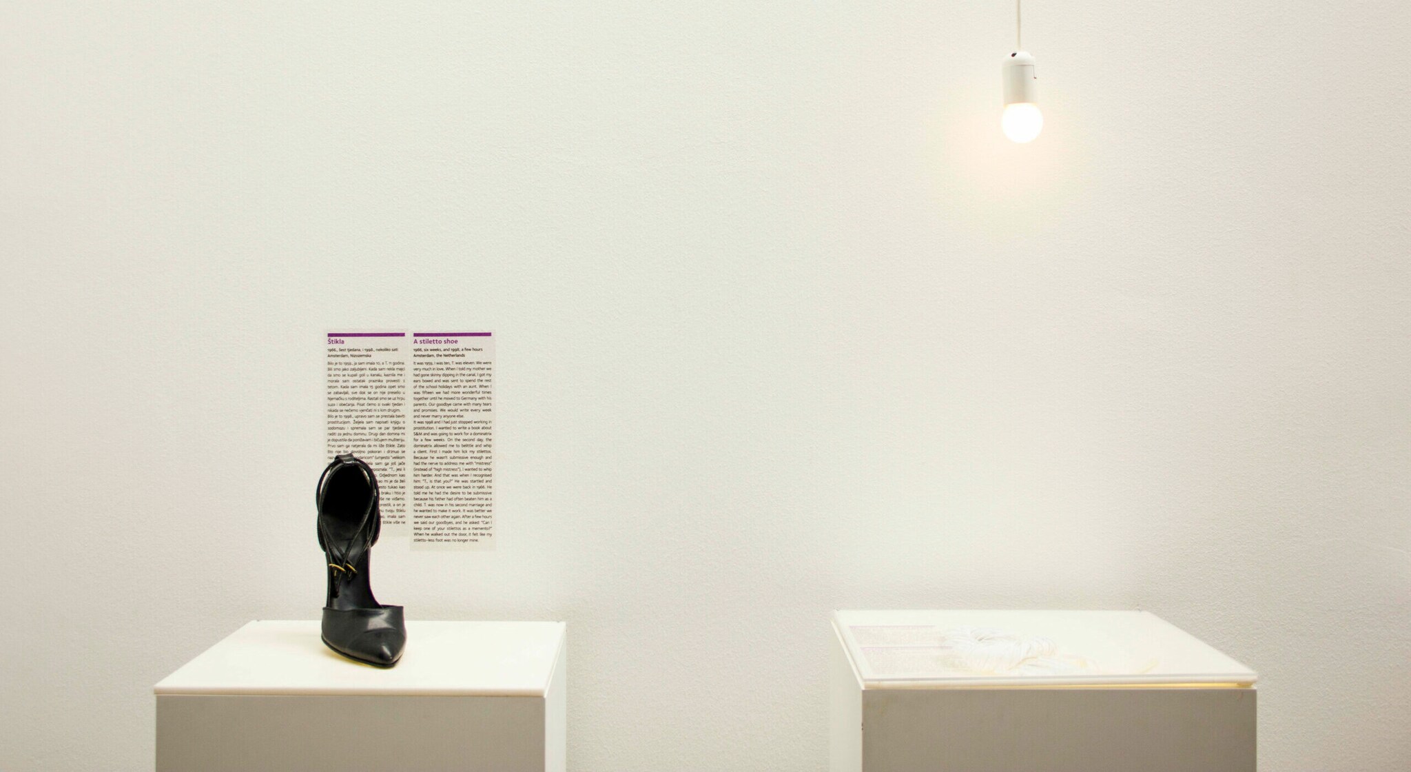 Ein schwarzer Damenpump steht auf einer Podest im Museum of Broken Relationships