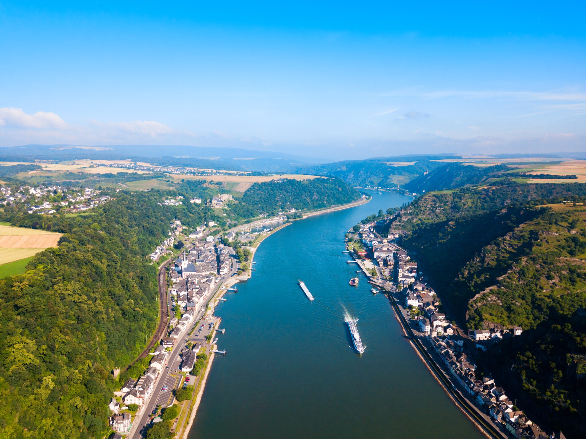 Panoramablick auf Rhein mit Ortschaften, die sich entlang der Ufer erstrecken, im Hintergrund Natur Panoramablick auf Rhein mit Ortschaften, die sich entlang der Ufer erstrecken, im Hintergrund Natur