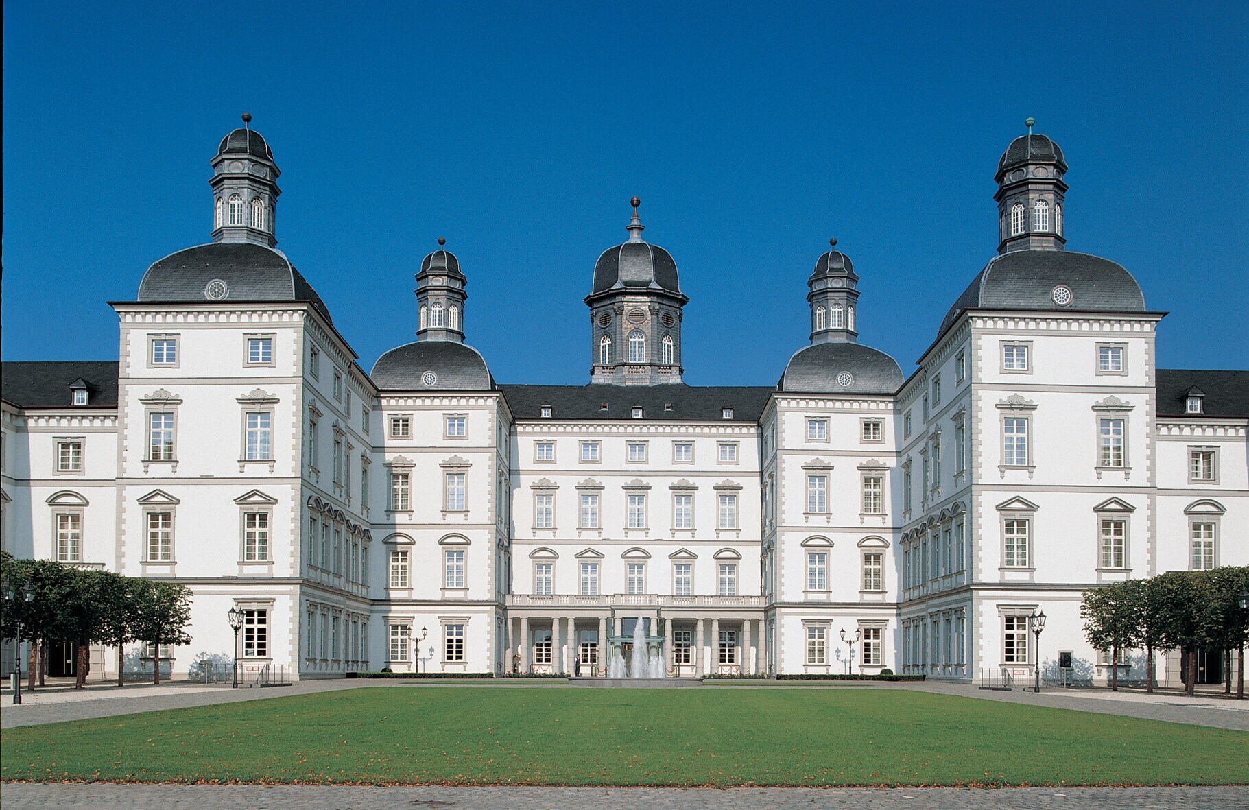 Prunkvolle, weiße Hotelanlage in Schloss Bensberg