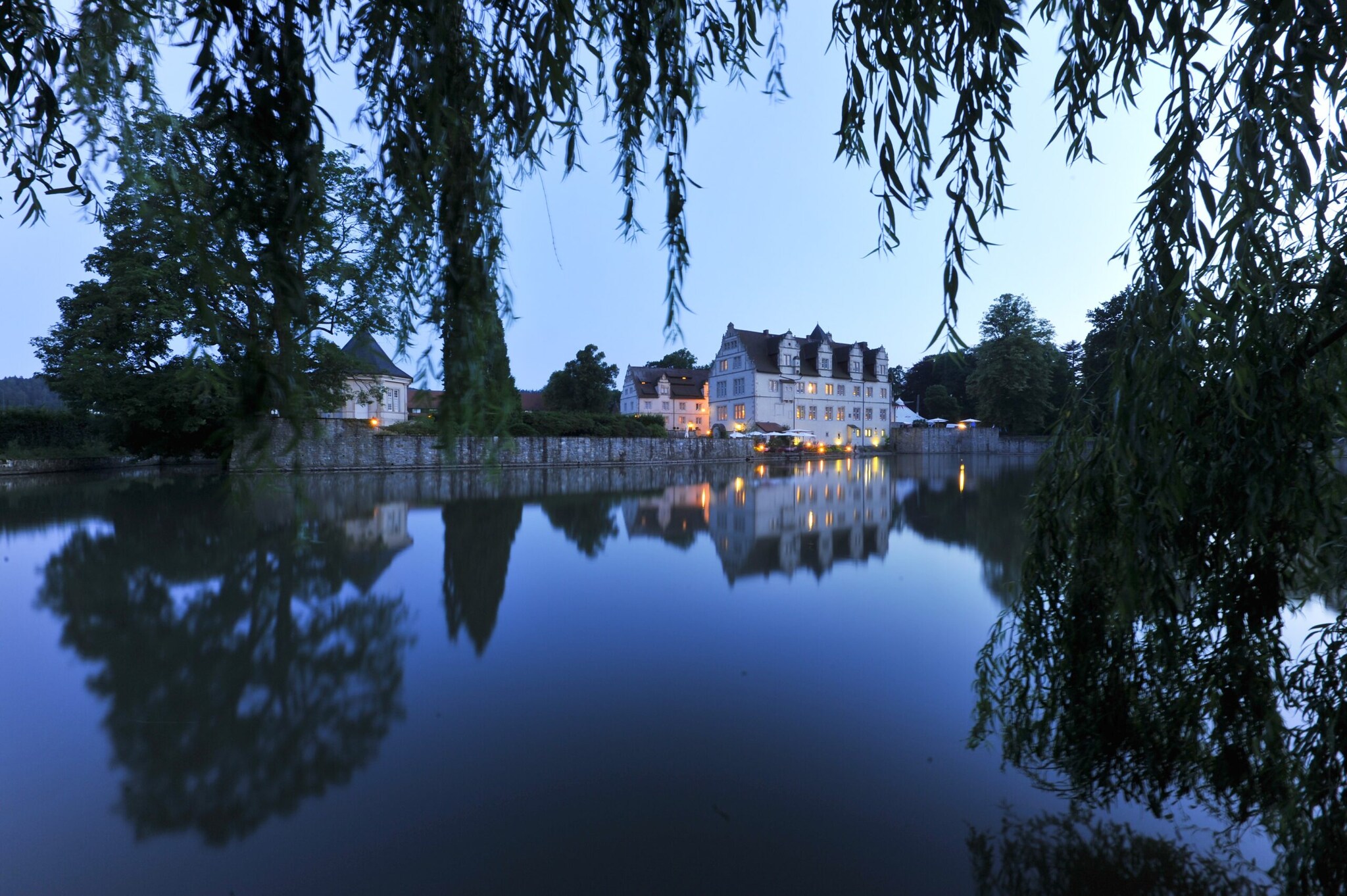 Luxuriöse Hotelanlage am See bei Abenddämmerung