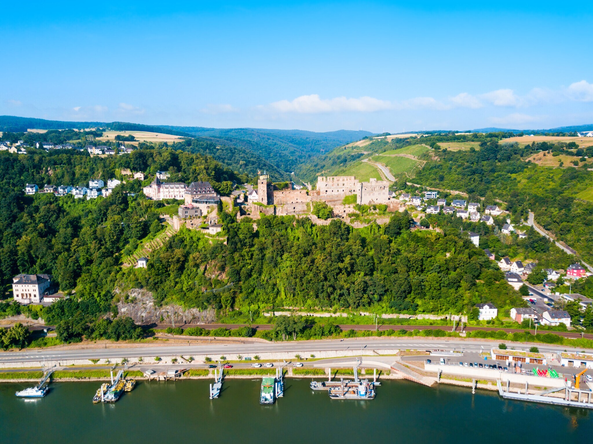 Panoramaaufnahme von Burg Rheinfels und Umgebung