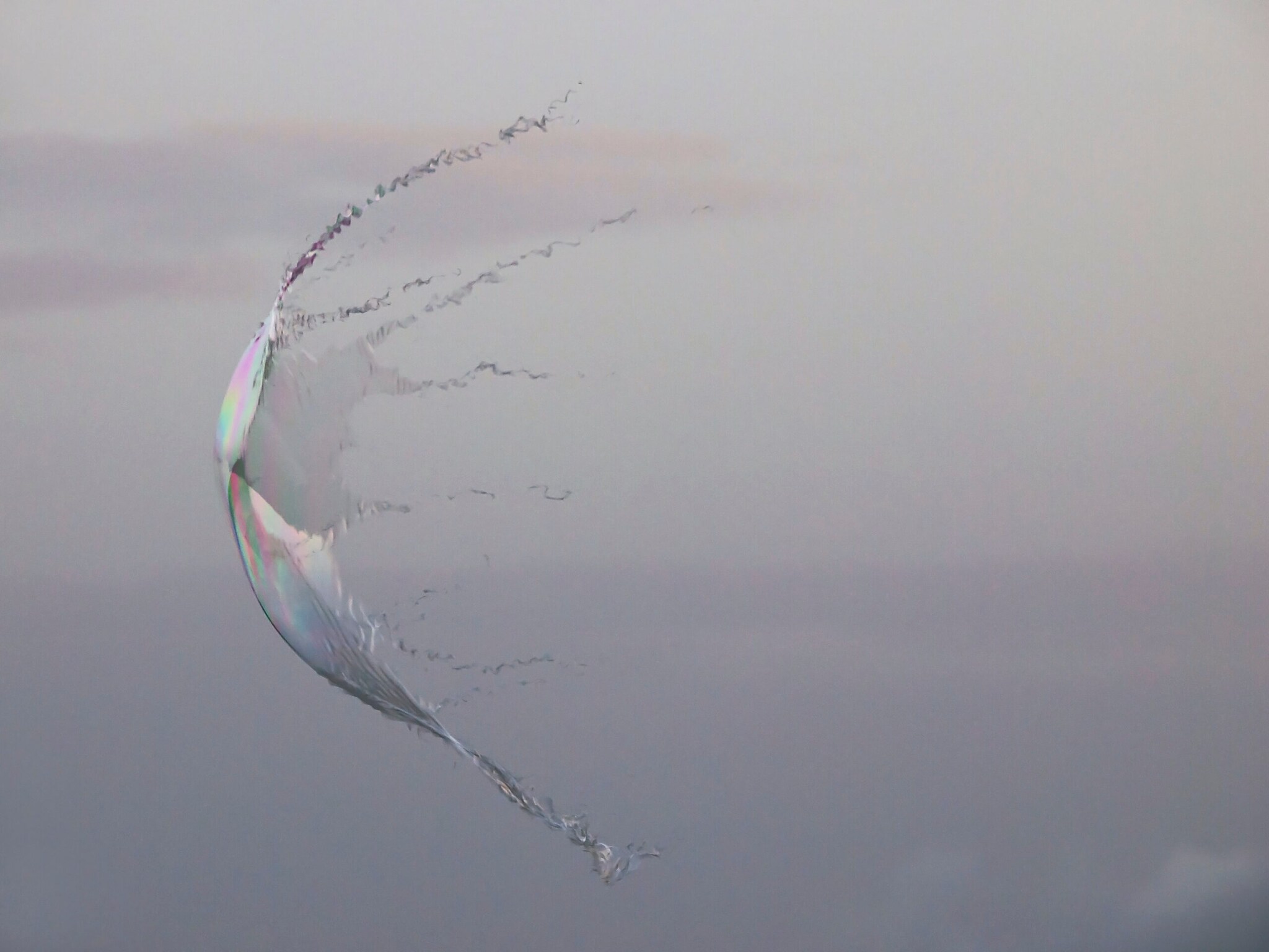 Eine Seifenblase am Zerplatzen