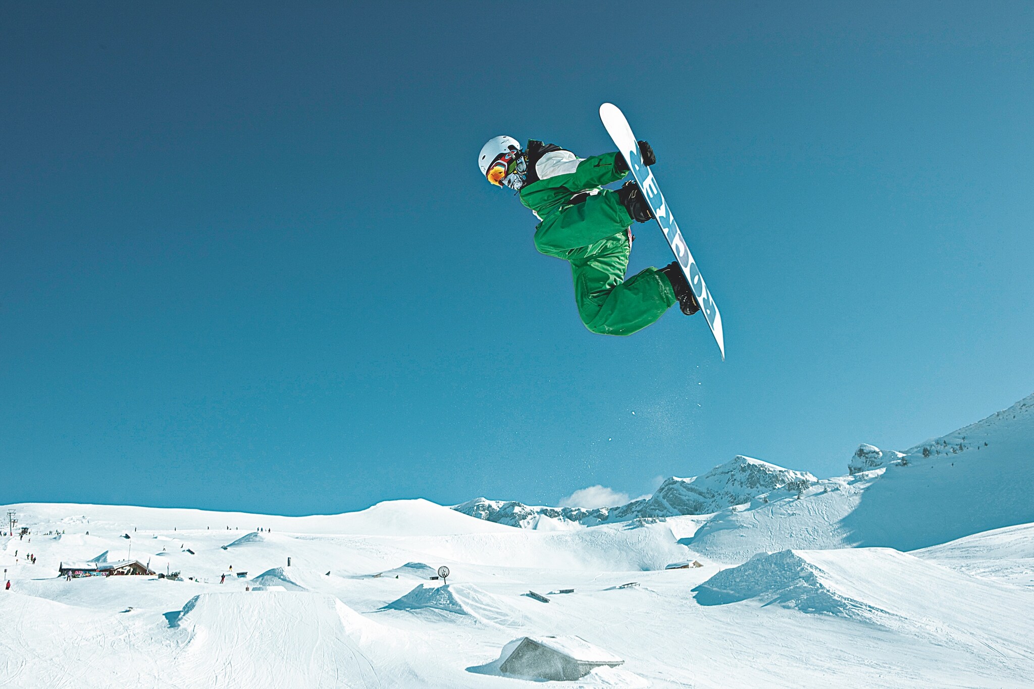 Ein Snowboarder im Gran Masta Park.