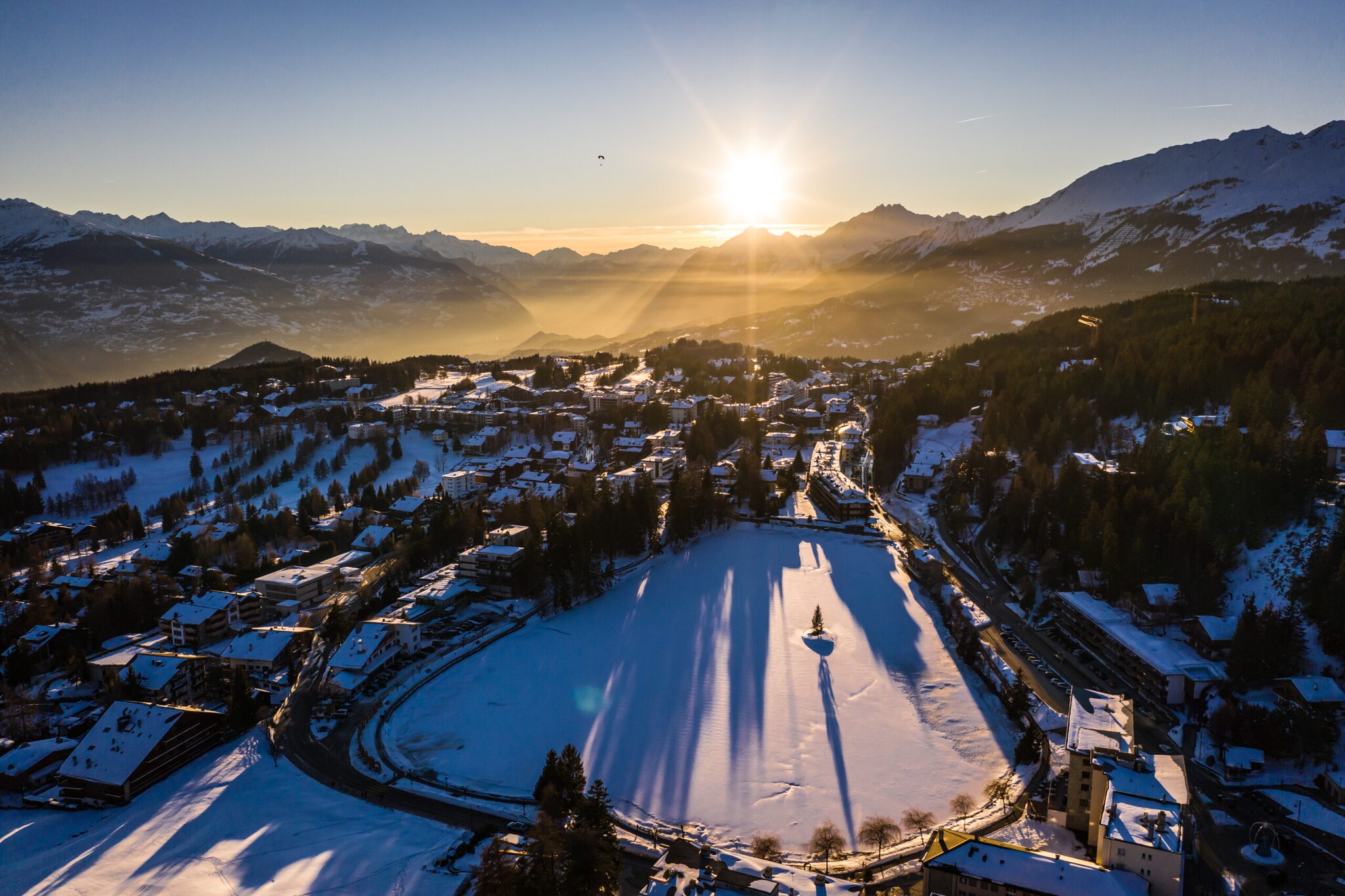 Blick auf Crans Montana im Sonnenuntergang.