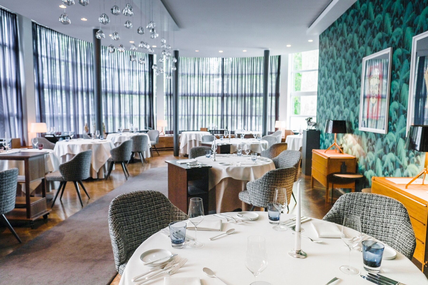 Innenraum eines modernen Restaurants mit gedeckten Tischen