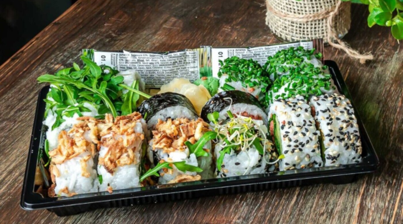 Eine Sushibox auf einem Holztisch