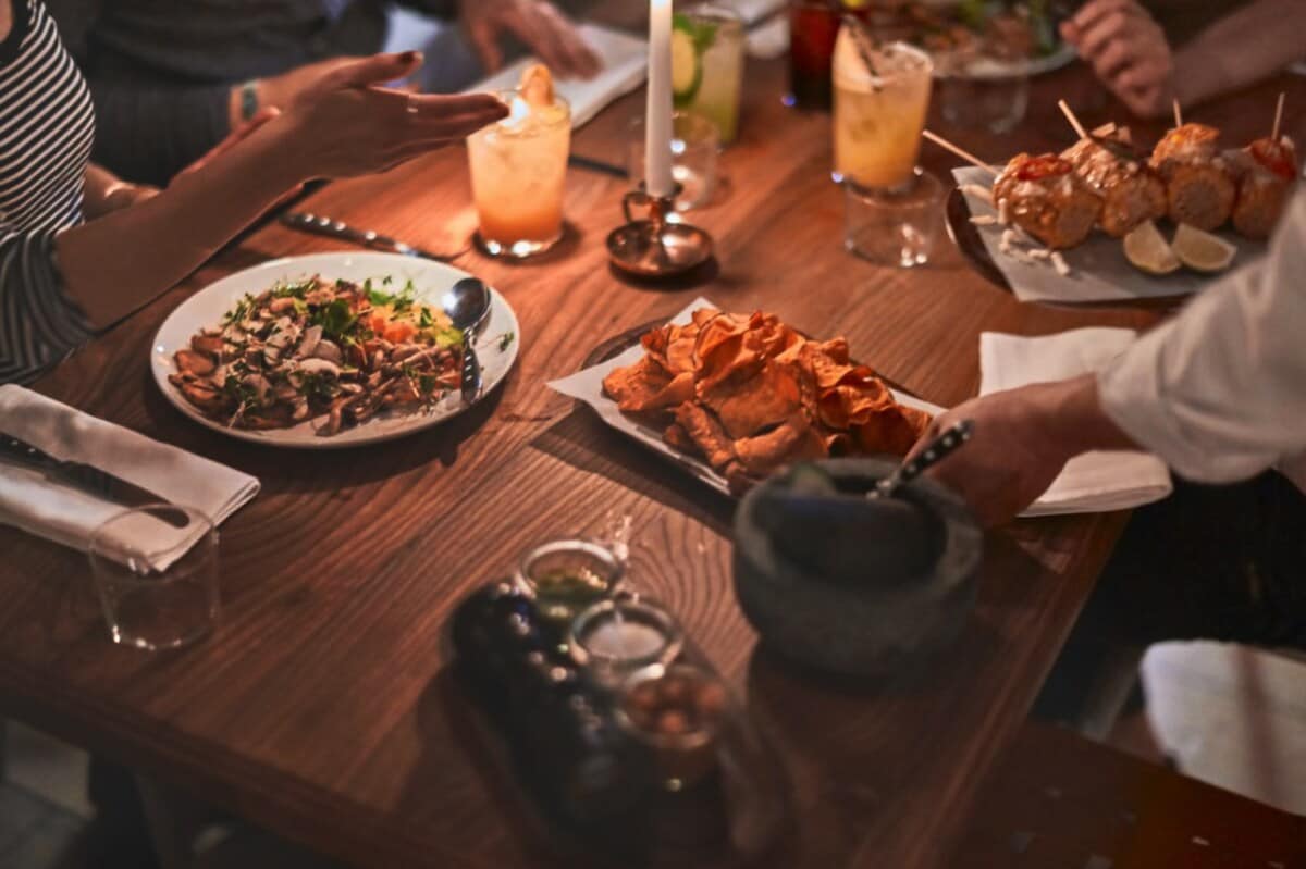 Detailaufnahme von Speisen und Getränken auf Tisch Detailaufnahme von Speisen und Getränken auf Tisch