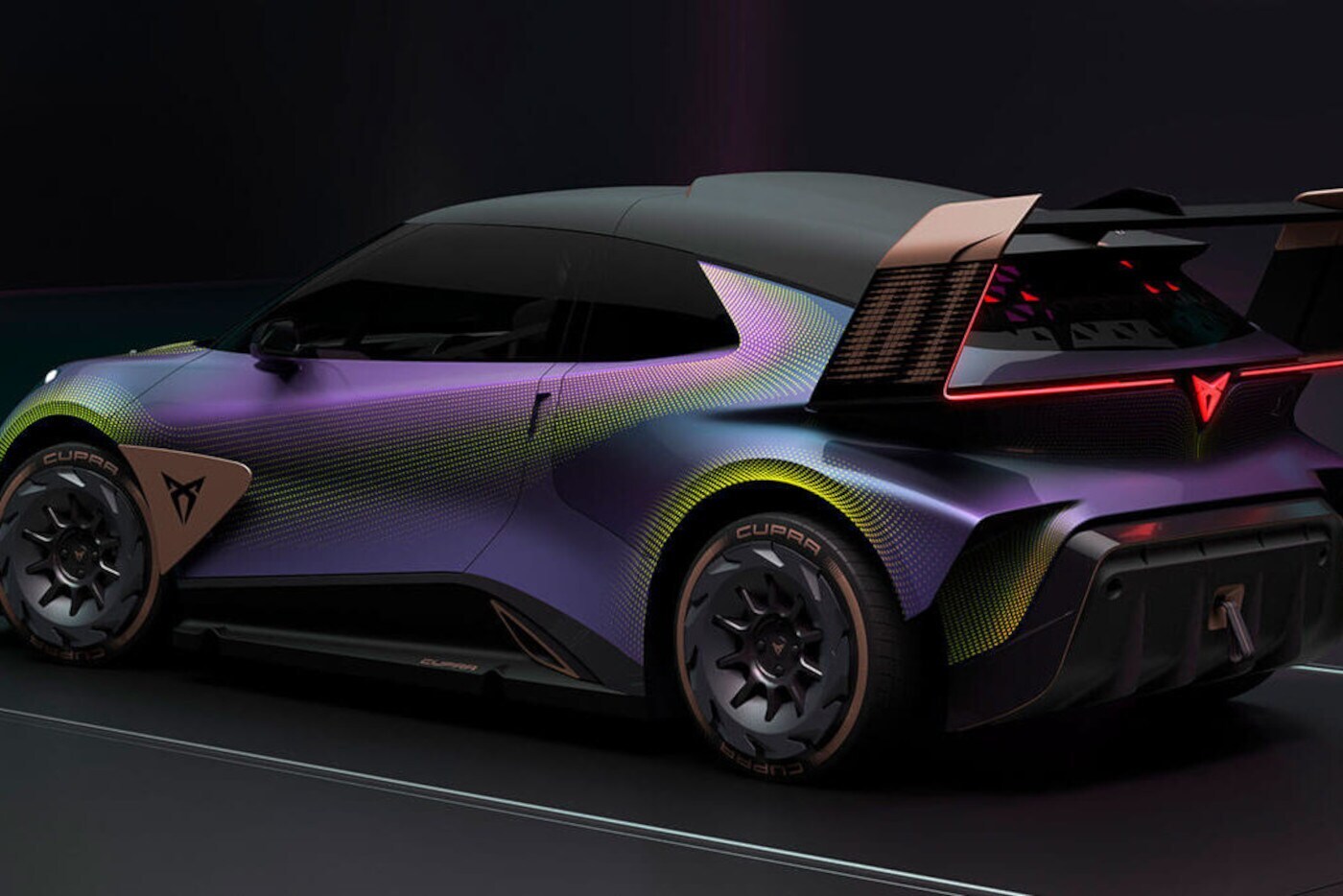 Seitenansicht der IAA-Studie Cupra UrbanRebel Concept mit großem Heckflügel, schwarzem Dach und schillerndem Mattlack