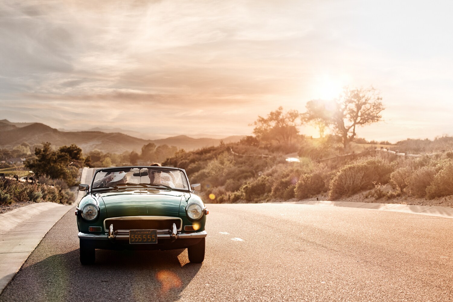 Ein Cabriolet fährt auf der Route 66. Ein Cabriolet fährt auf der Route 66.
