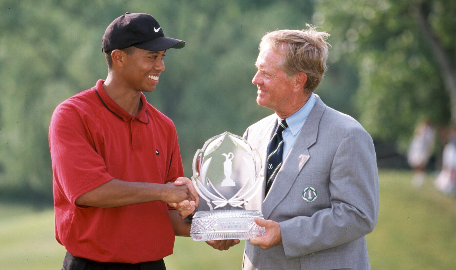 Tiger Woods bekommt Pokal von Jack Nicklaus überreicht
