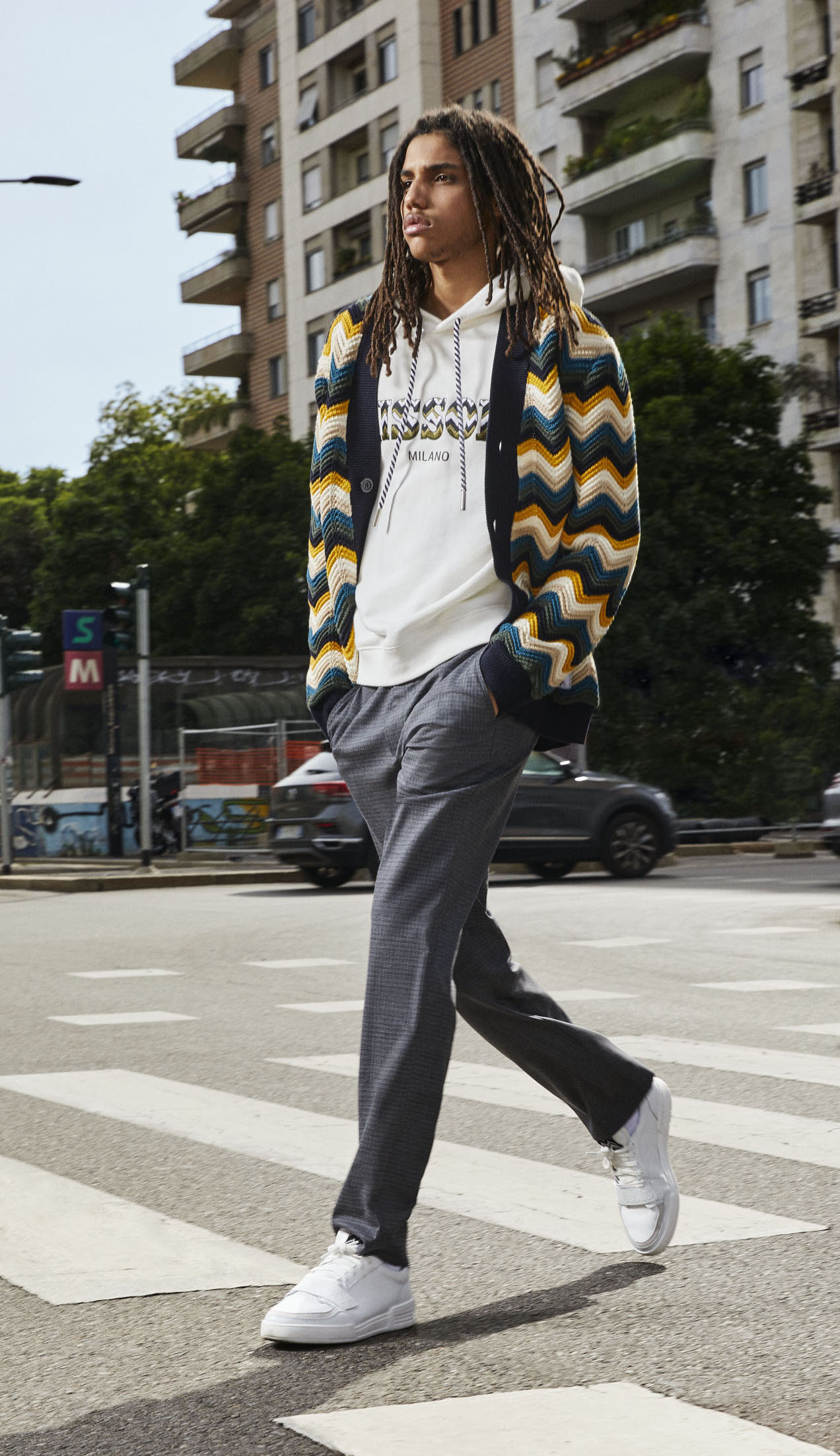 Ein Model mit Dreadlocks auf der Straße, er trägt Missoni. Ein Model mit Dreadlocks auf der Straße, er trägt Missoni.