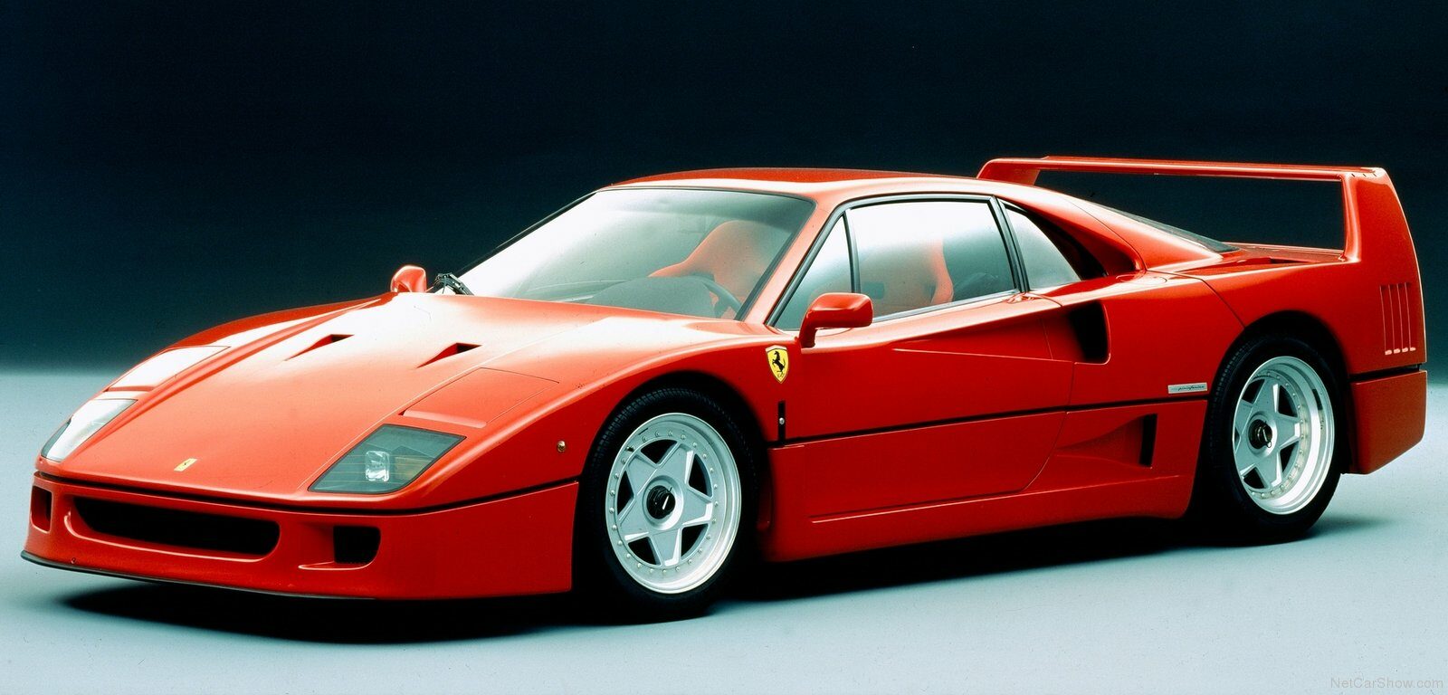 Keilförmige Front und ein dicker Heckflügel zeichnen den Ferrari F40 aus
