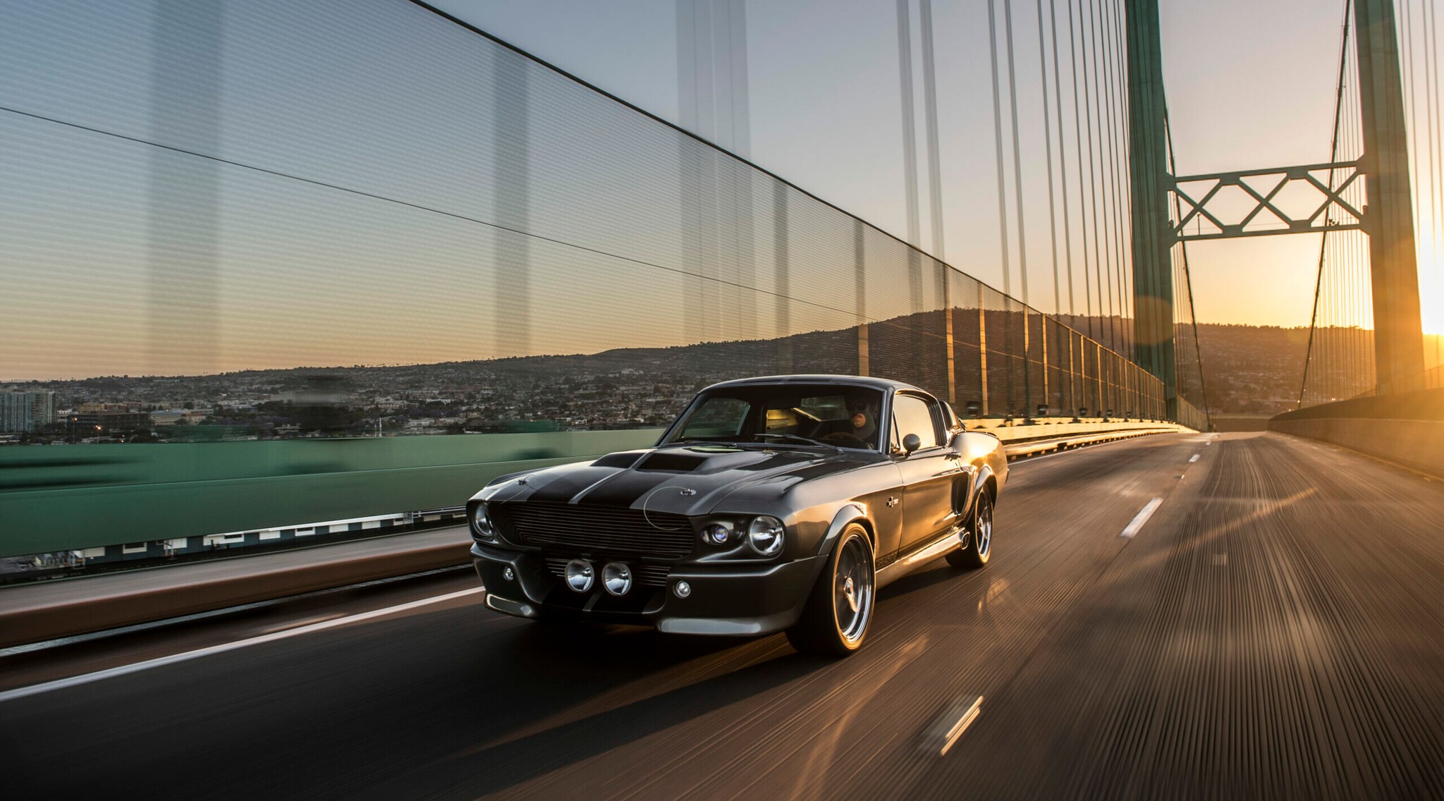 Ein Ford Mustang Shelby GT500 Eleonore fährt über die Golden Gate von San Francisco Ein Ford Mustang Shelby GT500 Eleonore fährt über die Golden Gate von San Francisco