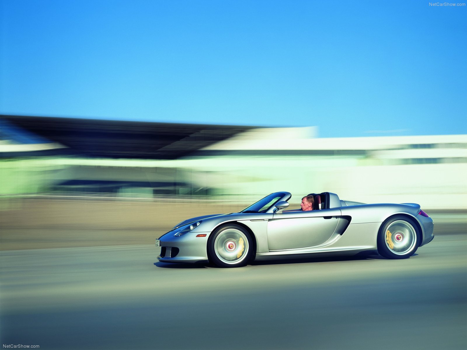 Ein Porsche Carrera GT in rasender Fahrt auf der Straße
