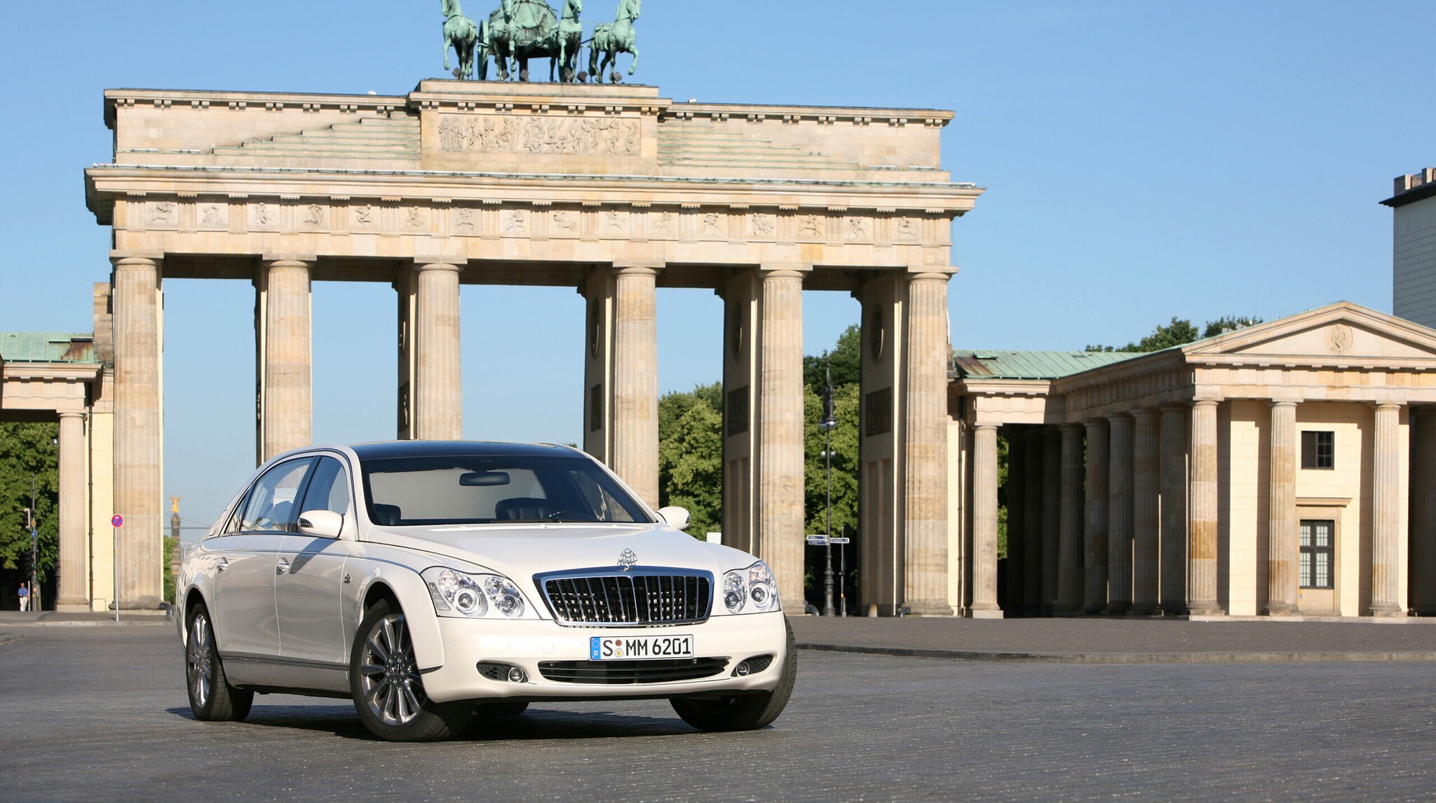 Ein Maybach 62 S Landaulet steht vor dem Brandenburger Tor in der Sonne