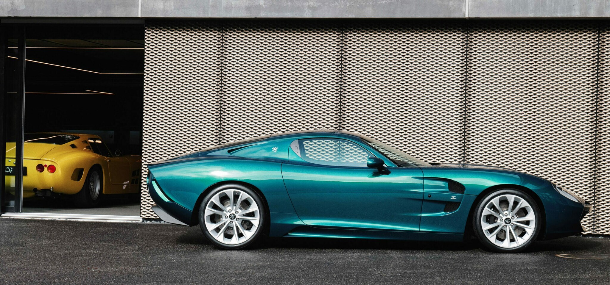 Ein grüner GTZ steht quer vor einem gelben Modell im Hintergrund Ein grüner GTZ steht quer vor einem gelben Modell im Hintergrund