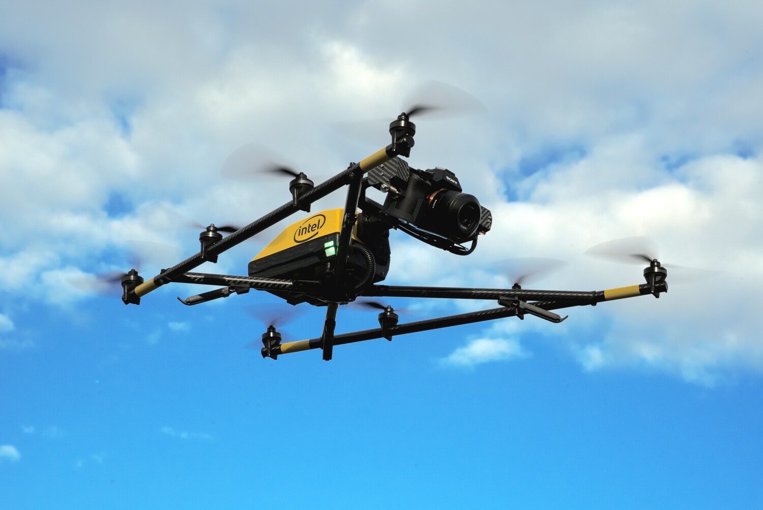 Eine schwarz-gelbe Drohne in der Luft