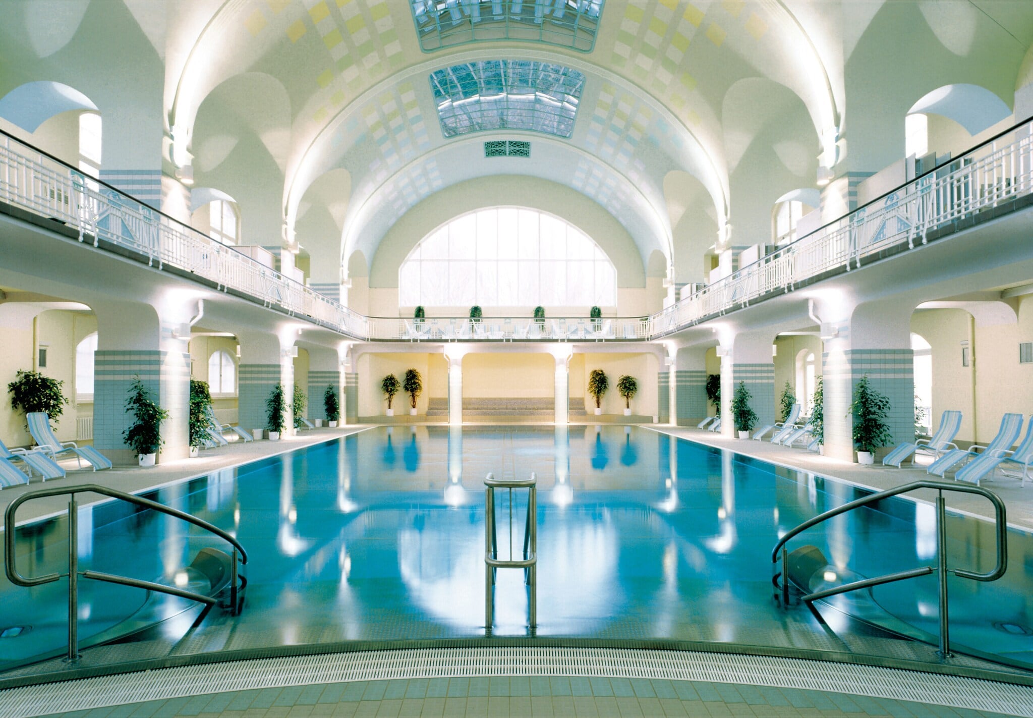 Großes Schwimmbecken in einer im Jugendstil erbauten Badeanstalt mit weißem Kuppeldach Großes Schwimmbecken in einer im Jugendstil erbauten Badeanstalt mit weißem Kuppeldach