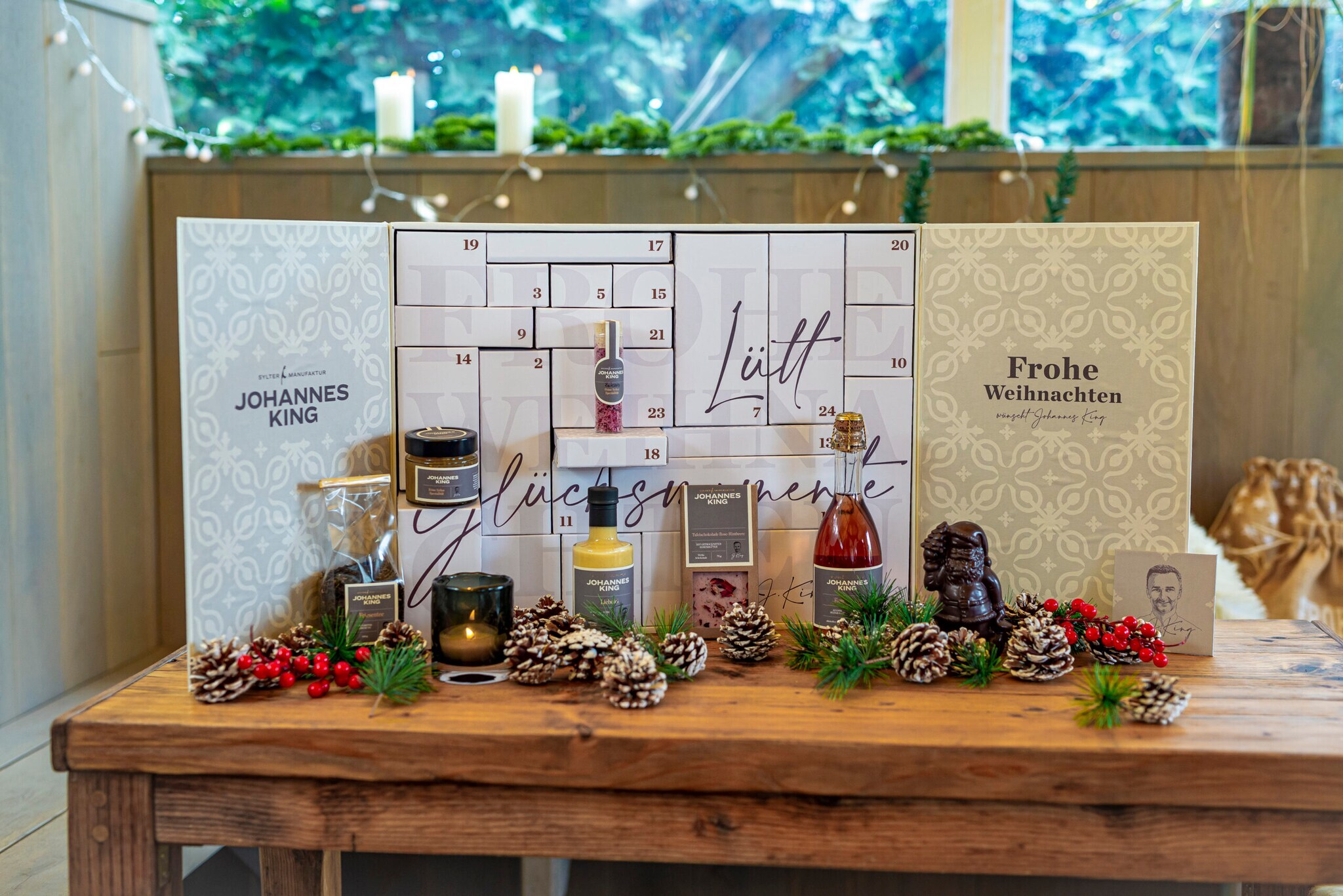 Adventskalender mit Fächern und diversen Delikatessen